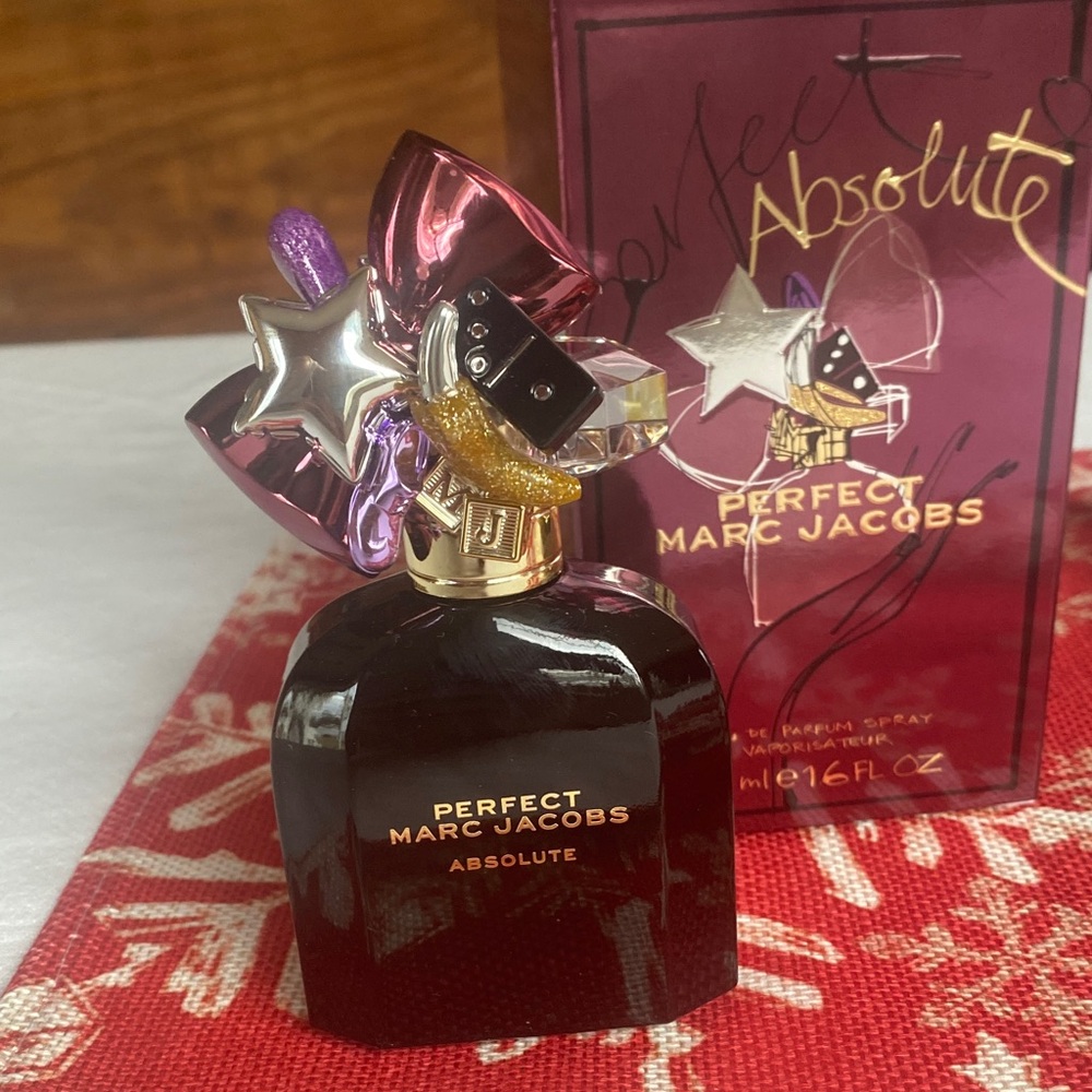 🔥 CLOSEOUT Marc Jacobs Perfect Absolute Eau de Parfum - 1.6oz/50 mL Red and Gold - Picture 2 of 7